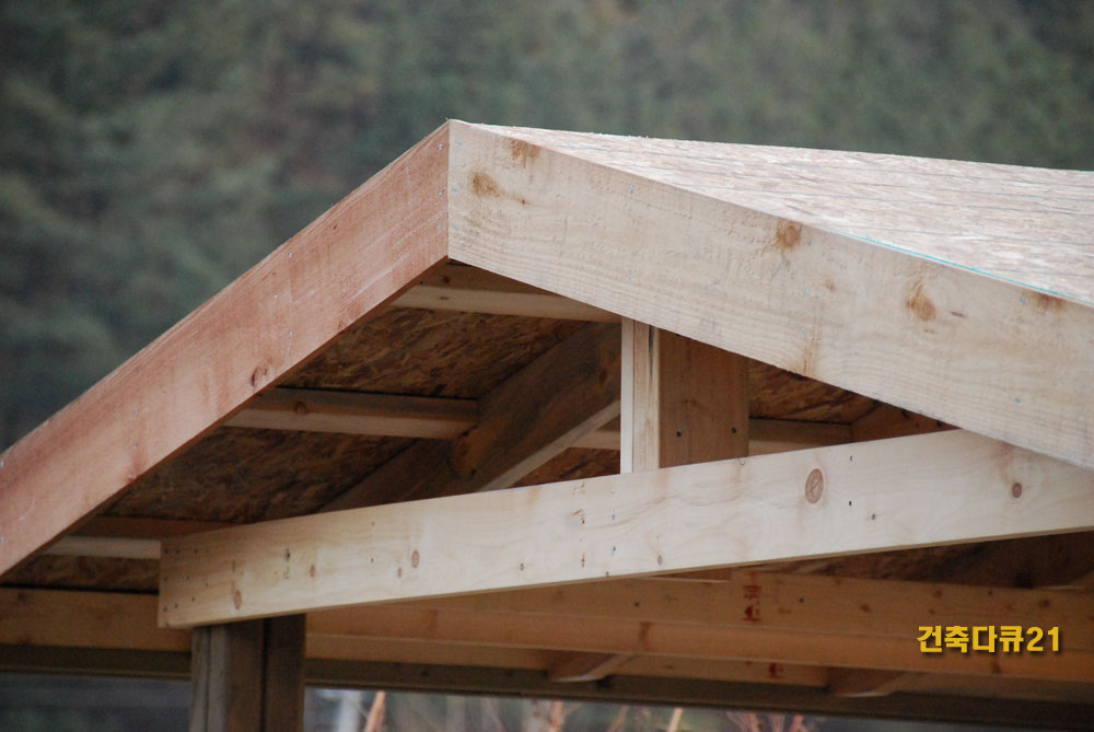 전원주택 박공지붕 정자 적삼목과 구조목 골조 