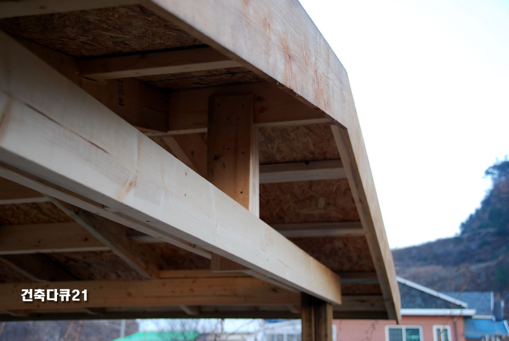 박공지붕 정자 합각벽체 투바이식스 구조목과 원바이에잇 적삼목 처마널 