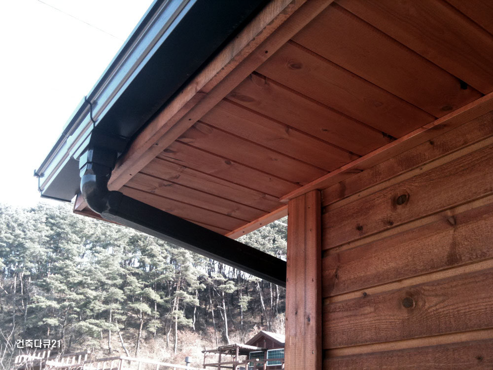 단양 전원주택 지붕처마 루바소핏과 PVC빗물받이시스템 -