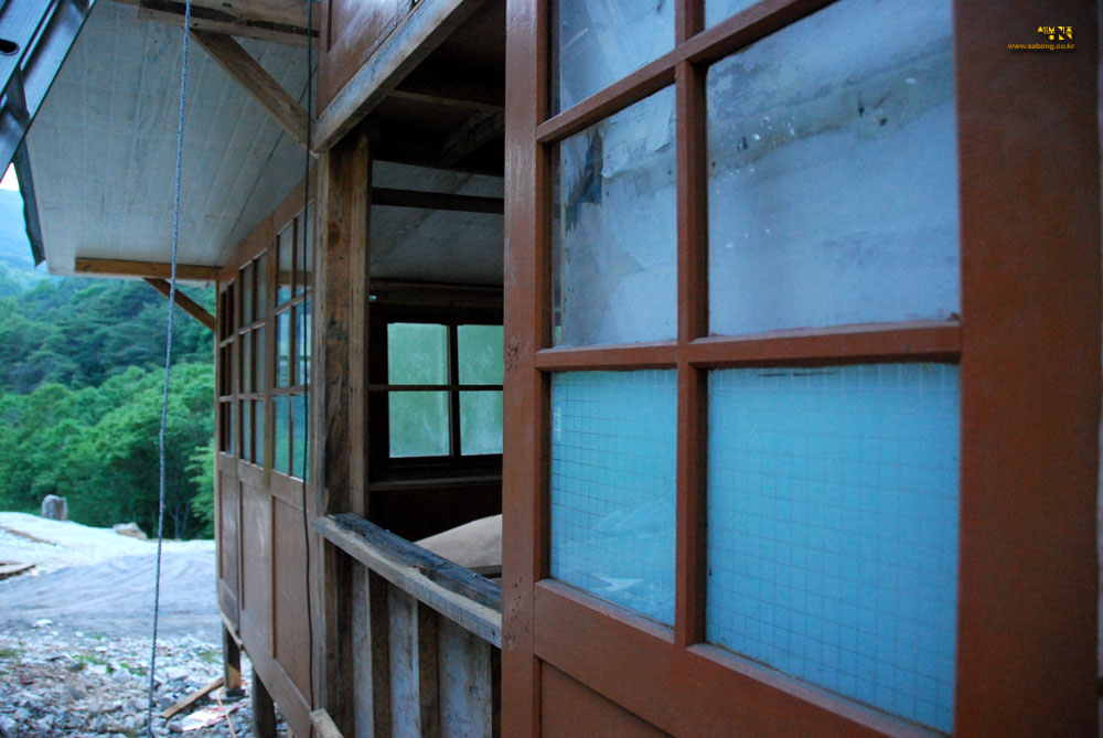 충북의 오지에 신축 중인 재활용 건축자재 목조주택의 1층 외벽 