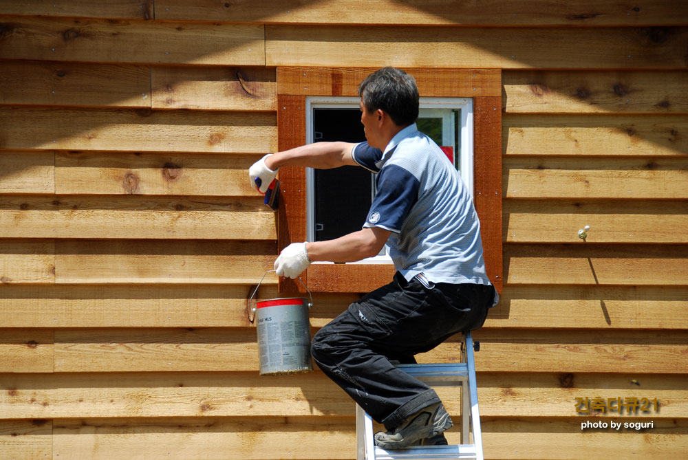 양구 목조주택 시더베벨사이딩과 적삼목 트림 오일스테인 도색 